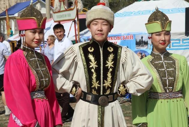 随着时代的发展,卡尔梅克人跟昔日同胞也开始有来往.