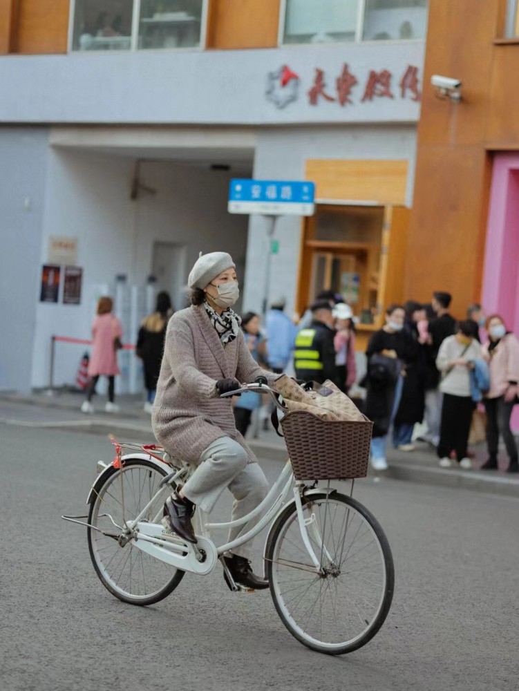 上海奶奶们也太会穿了吧，打扮清爽接地气，竟比90后女生还时尚网上直播课排名