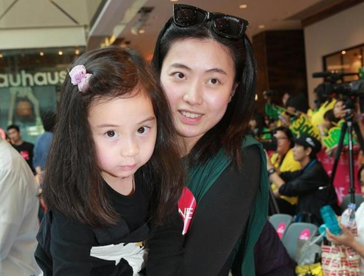 甘比13岁女儿近况减肥成功颜值提升对异母哥哥再婚没公开表态