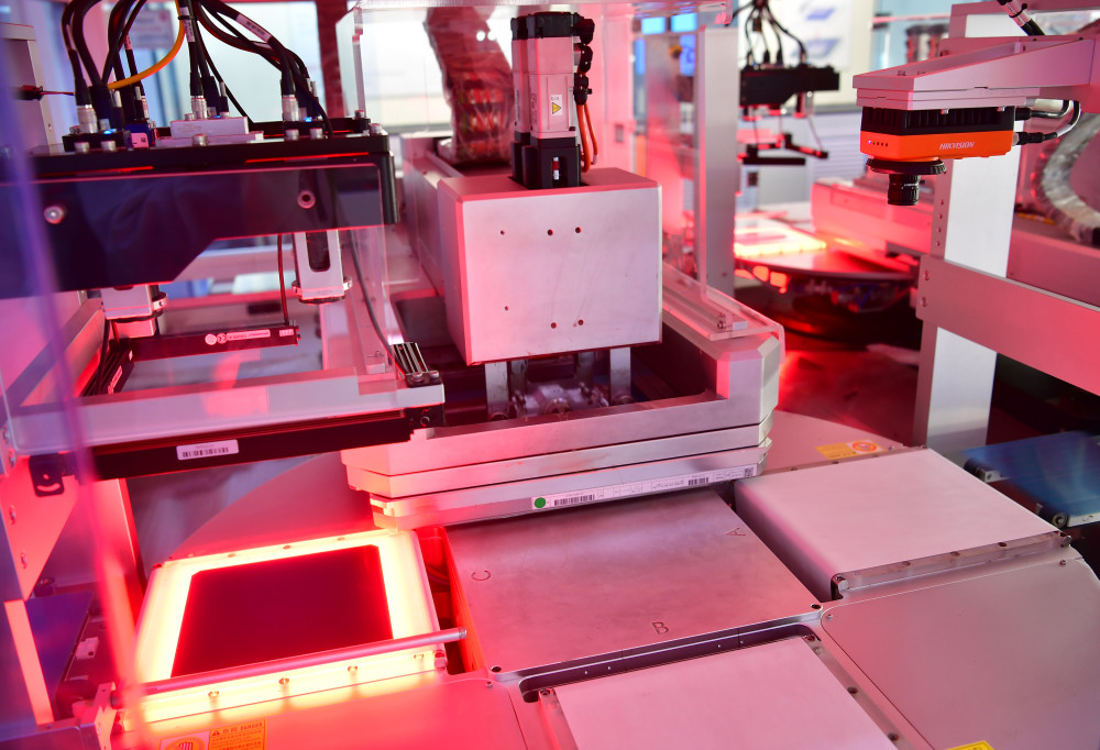 这是在隆基单晶硅太阳能电池工厂内进行丝网印刷工序的电池片(3月25日