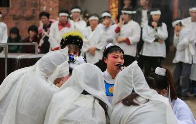梦境中的哀悼，梦见别人假扮死人，家庭丧事与孝服的象征意义
