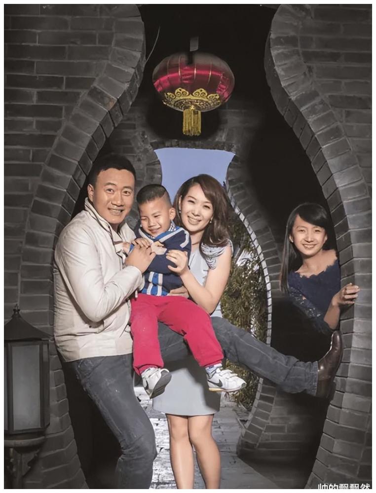 著名演员胡军怜香惜玉不过绅士风度守护爱情娇妻才是唯一