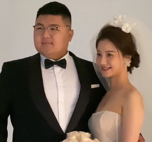 4005万粉丝的网红猴哥与妻子闹掰?网友:就当免费看剧了