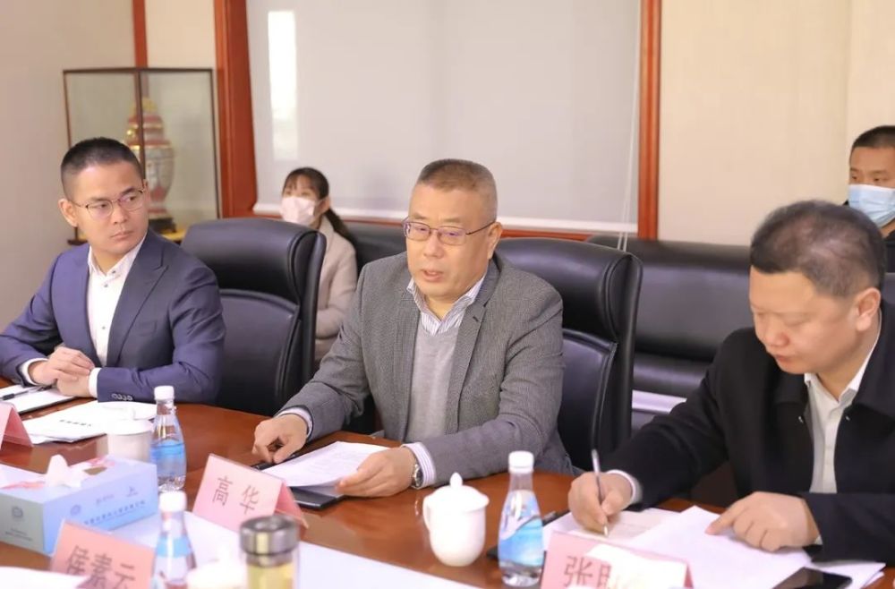 热烈欢迎县委副书记县长侯素云一行莅临雷华集团调研指导工作