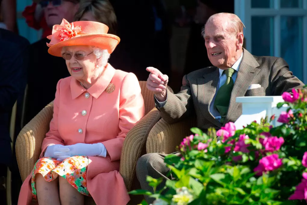 96岁英女王年后首露面，鲐背之年穿印花裙气色好，脖子前倾得厉害600496长江精工