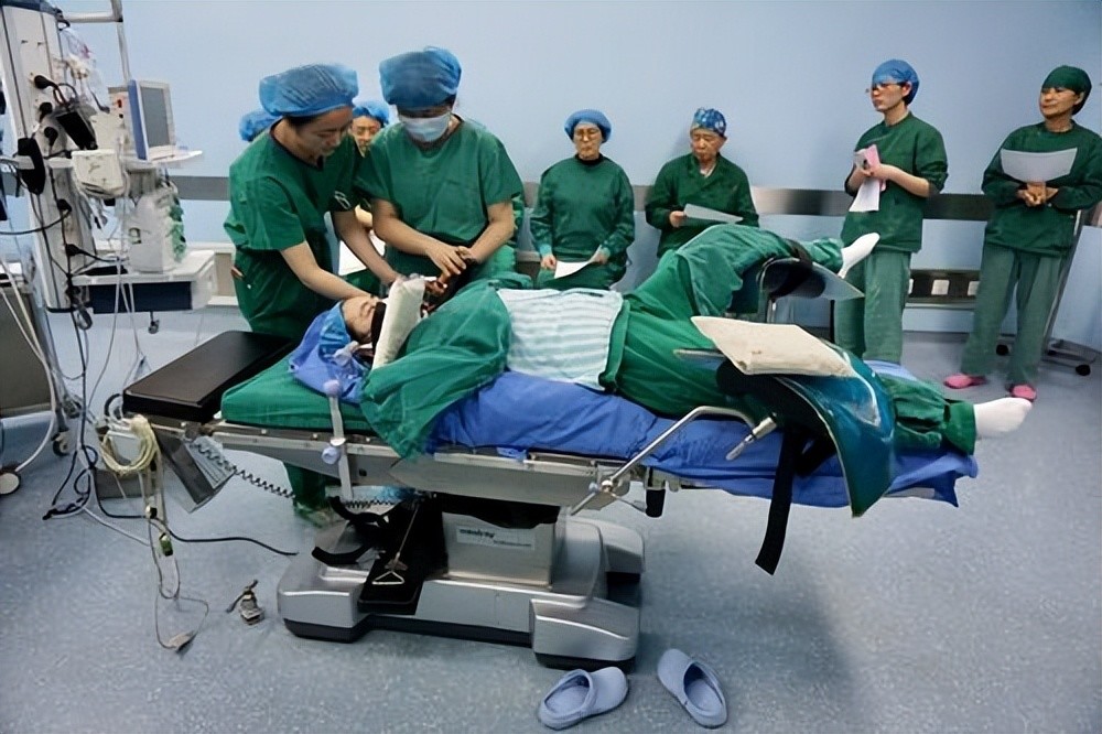 The second day after hysterectomy, the left leg is inflexible. Who will