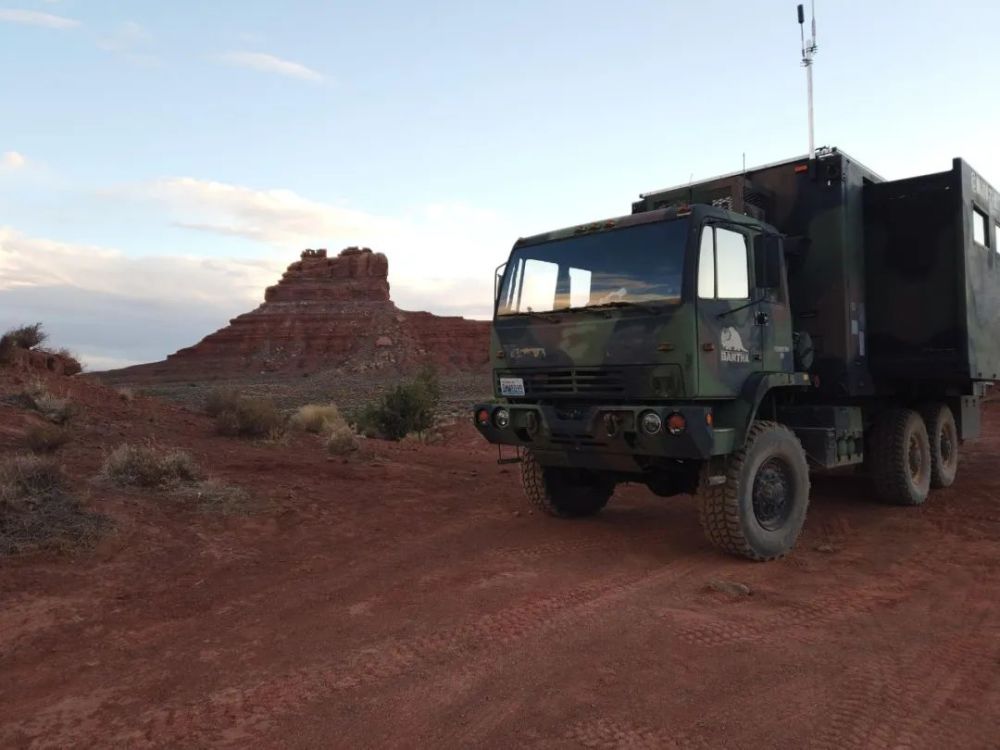 穿越無人區利器曾經的6x6軍用卡車如今變身越野露營房車