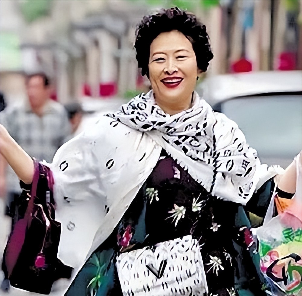 《我的前半生》剧照许娣真的如她丈夫所言大红了,凭借对各种"妈妈"的