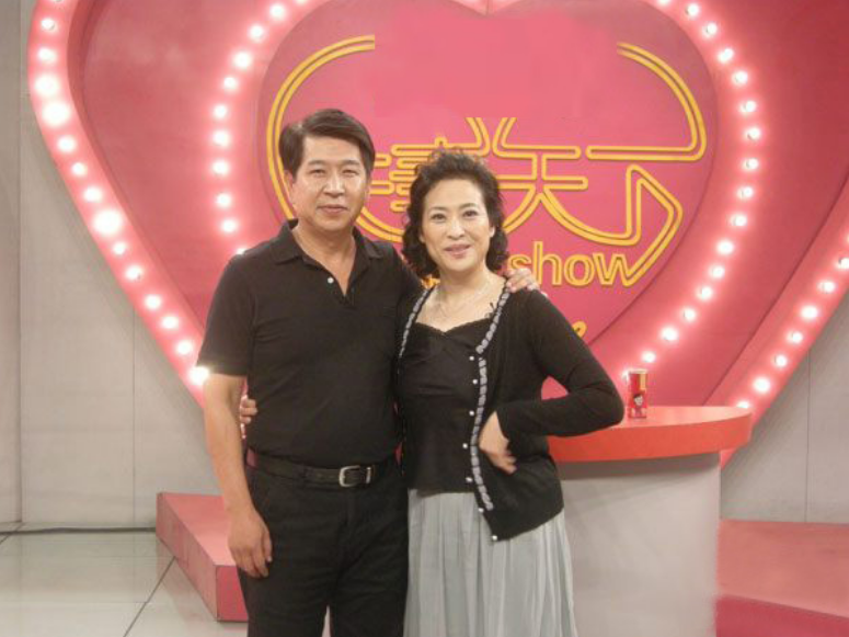 许娣与李又麟做节目合影实际上许娣的老公既不是杨立新,也不是李又麟.
