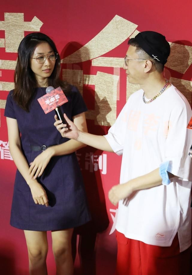 孙红雷的妻子看着像个女大学生 俩人相差15岁 平时穿得还挺嫩 天天看点