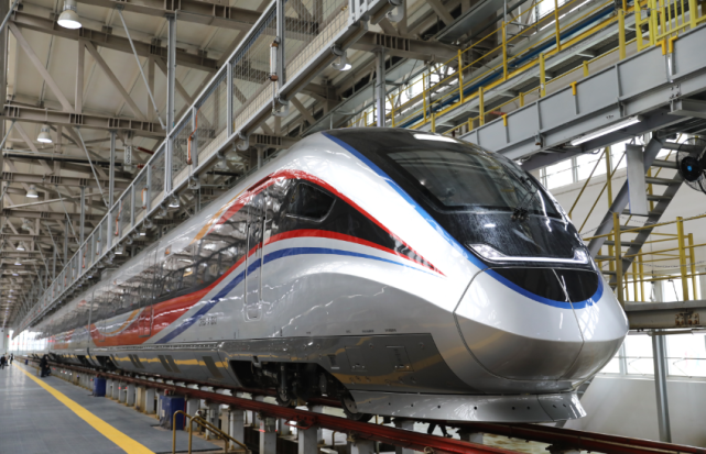 市域环城快铁动车组(crh3a-a)亮相贵阳