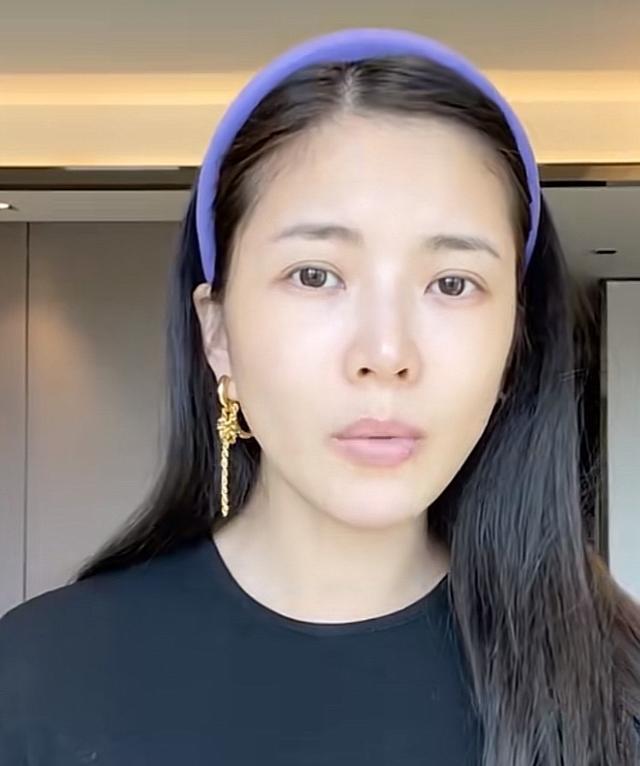 杜淳老婆王灿分享穿搭被吐槽佩戴黄金耳坠显突兀网友搭配一言难尽