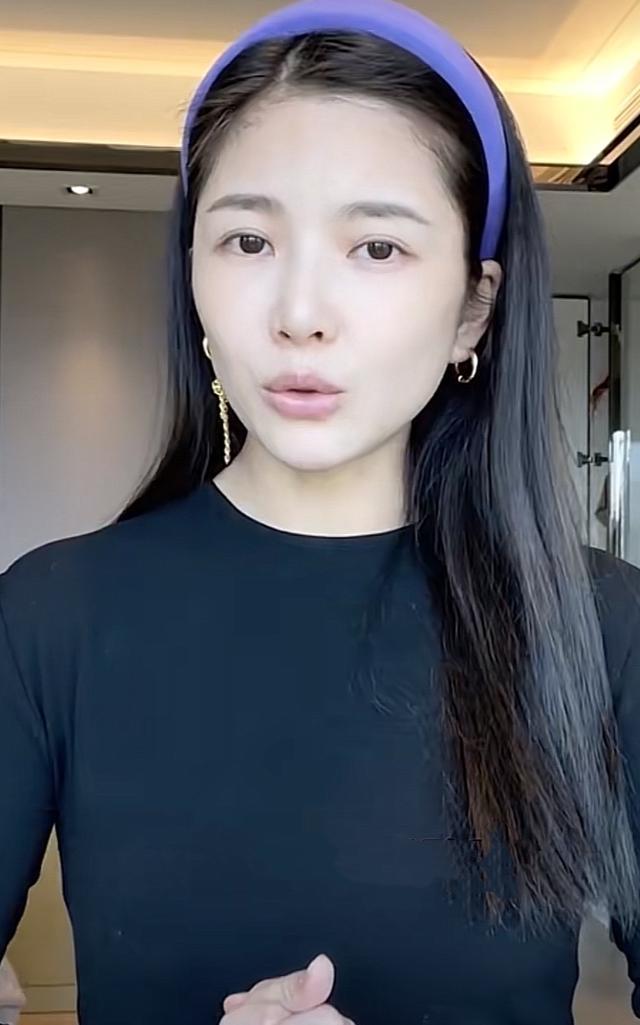 杜淳老婆王灿分享穿搭被吐槽,佩戴黄金耳坠显突兀,网友:搭配一言难尽