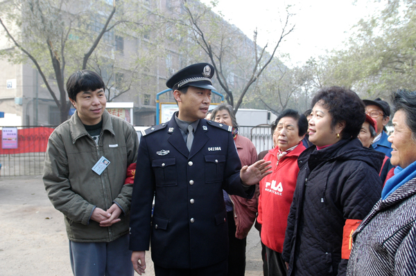 劉安,男,漢族,1965年6月出生,中共黨員,二級高級警長,三級警監警銜