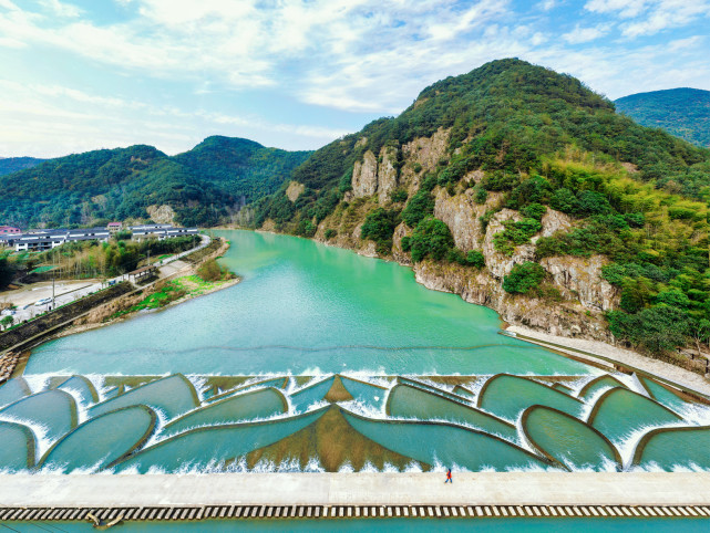 杭州市富阳区湖源乡上臧村堰坝生态修复完成,新建的莲花坝极具水景观