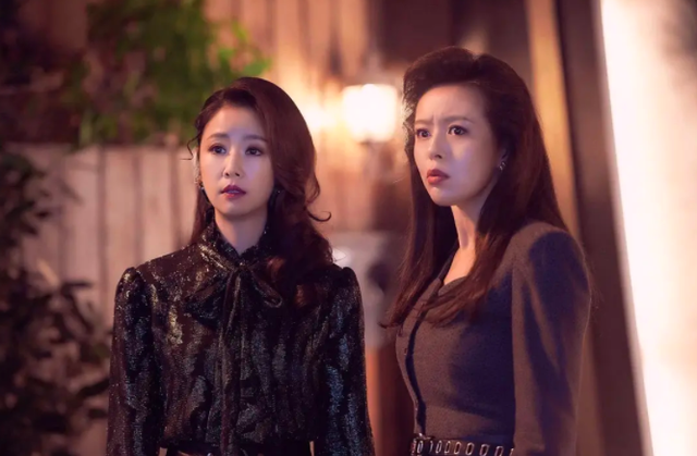 《华灯初上3》目前已经完全播完,关于电视剧的讨论仍在继续,而且和