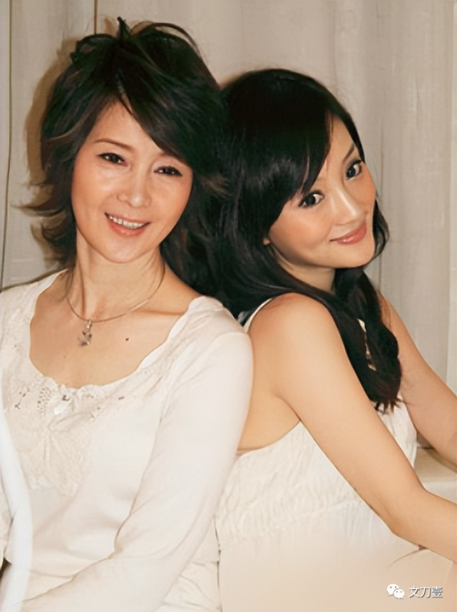 李小璐妈妈的人生比女儿精彩:巅峰期息影出国,被曝傍富豪当小三