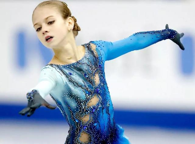 真漂亮特鲁索娃长发红裙接受采访妩媚动人回应冬奥会大哭原因