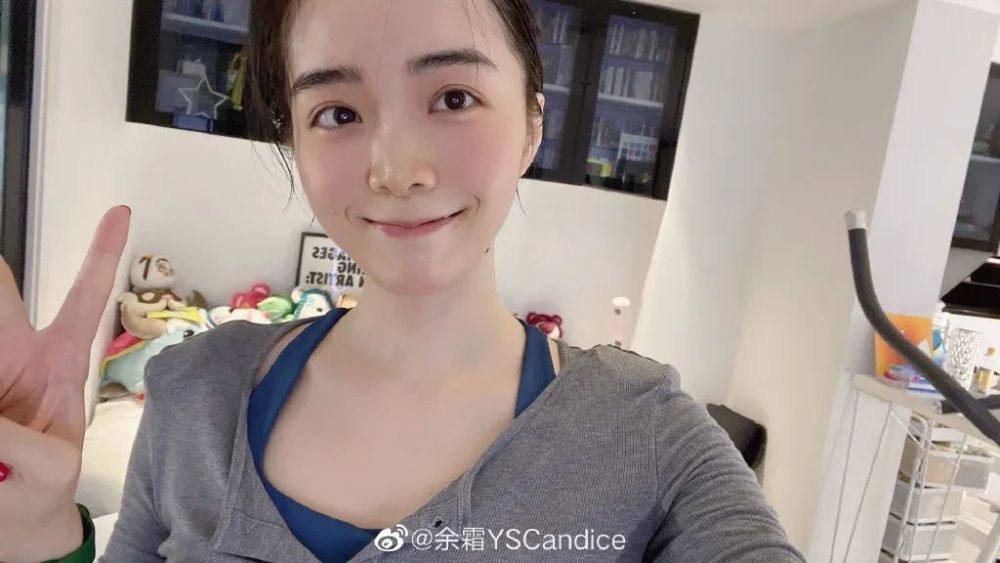 水友居然对余霜阿姨的颜值产生了怀疑有人评论说,感觉余霜素颜好丑啊!