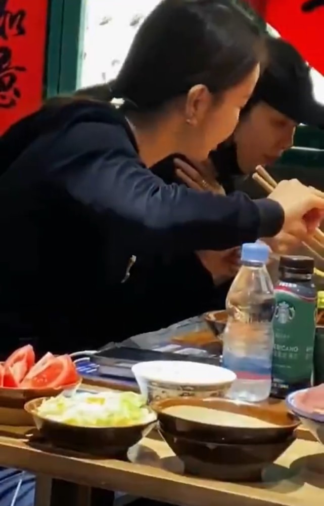 偶遇画面中,王鸥和何九华正在陪朋友一起吃火锅,一边夹菜一边聊天