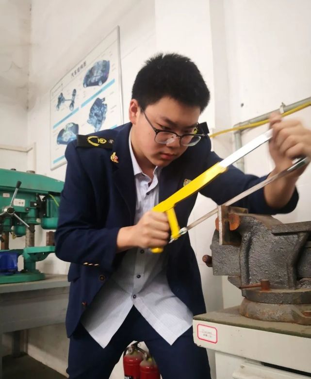 一技在手,未来无忧——上桥校区完成2020级钳工中级工技能鉴定