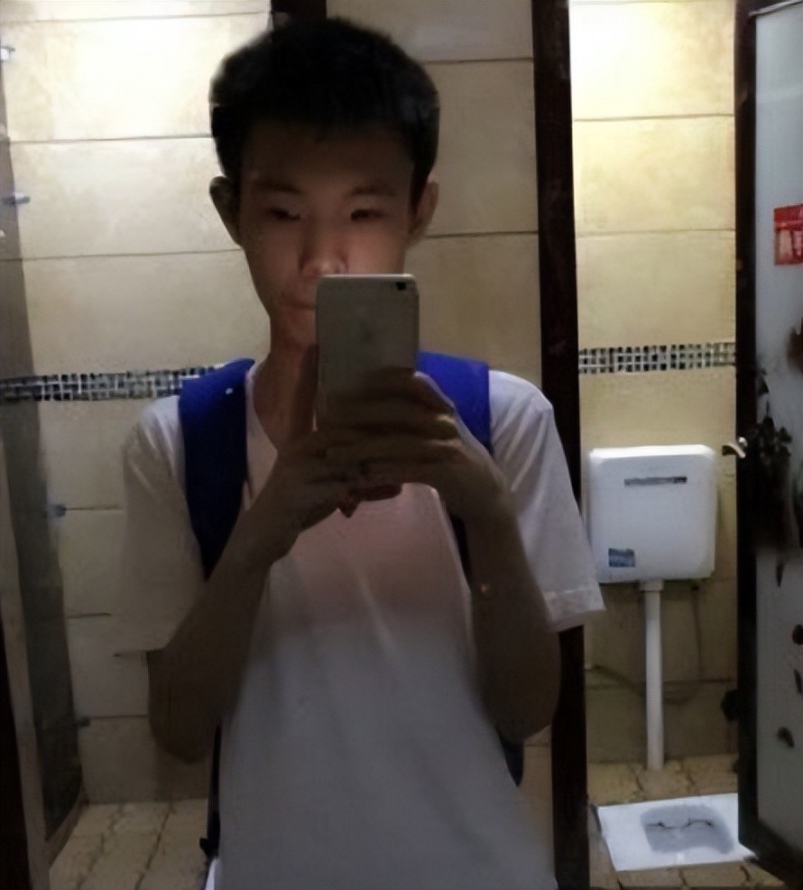 张嘉文成小说男主角一出场就背着蓝书包对校花不屑一顾爽文