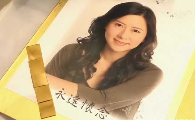 tvb演员祝文君去世,女儿手捧遗照神情憔悴,披麻戴孝送母亲出殡