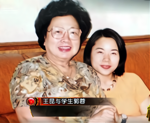 13岁的郭蓉给王昆唱了《塞北的雪》《酒干倘卖无》两首歌,王昆觉得她