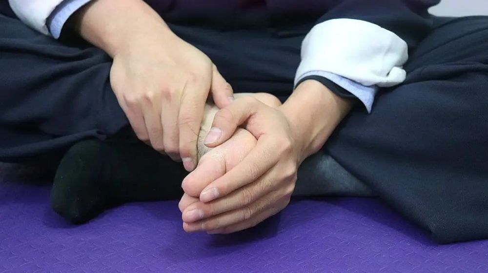 手心拍脚心,拍掉127种病通过上千年国人的验证,手心拍脚心对腰背酸痛