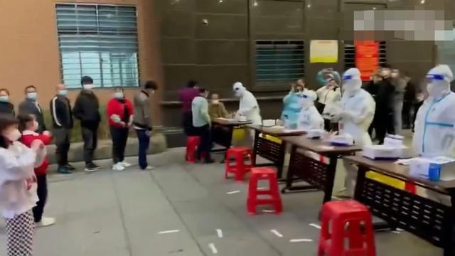 孩子核酸现场为防疫者跳舞引争议 志愿者:耽误工作