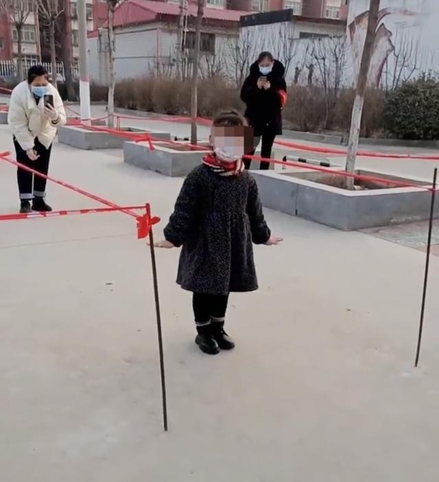 孩子核酸现场为防疫者跳舞引争议 志愿者:耽误工作