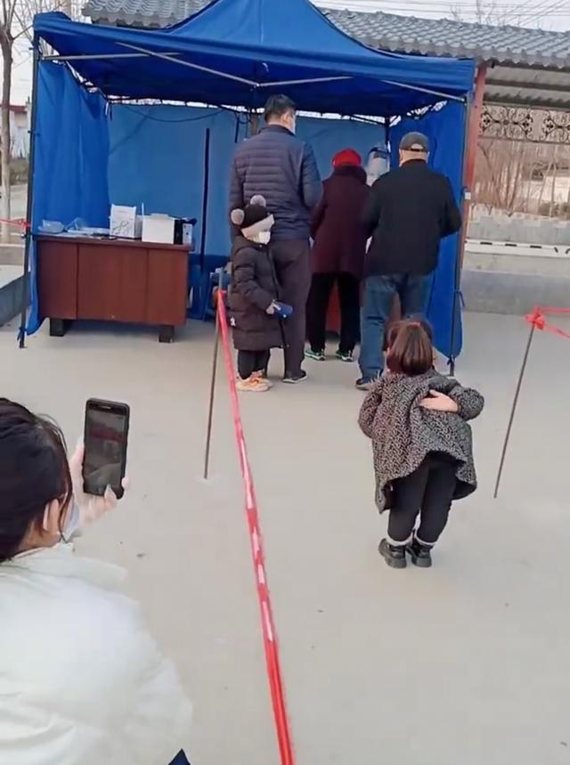 孩子核酸现场为防疫者跳舞引争议 志愿者:耽误工作