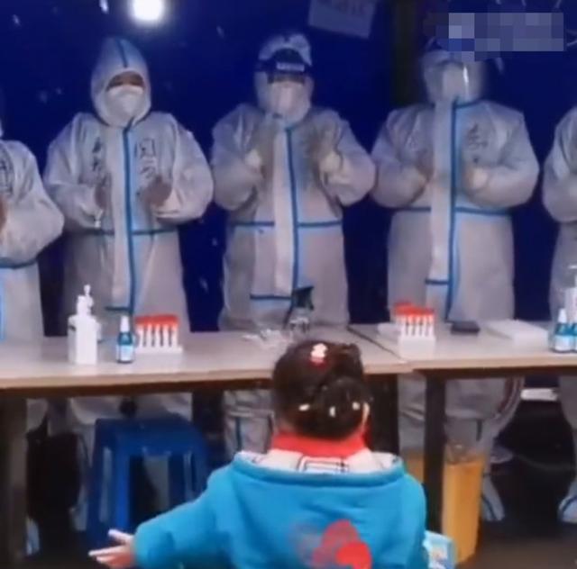 孩子核酸现场为防疫者跳舞引争议 志愿者:耽误工作