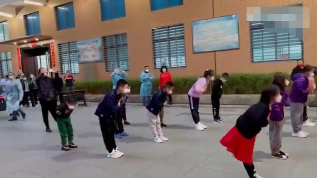 孩子核酸现场为防疫者跳舞引争议 志愿者:耽误工作