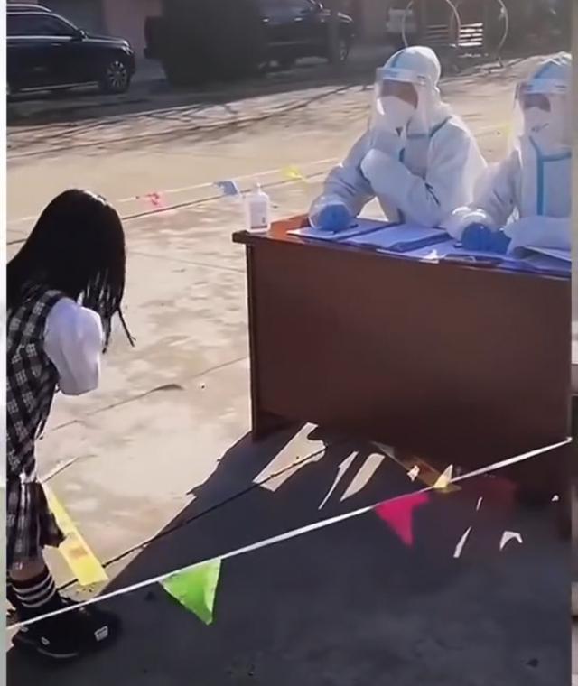 孩子核酸现场为防疫者跳舞引争议 志愿者:耽误工作
