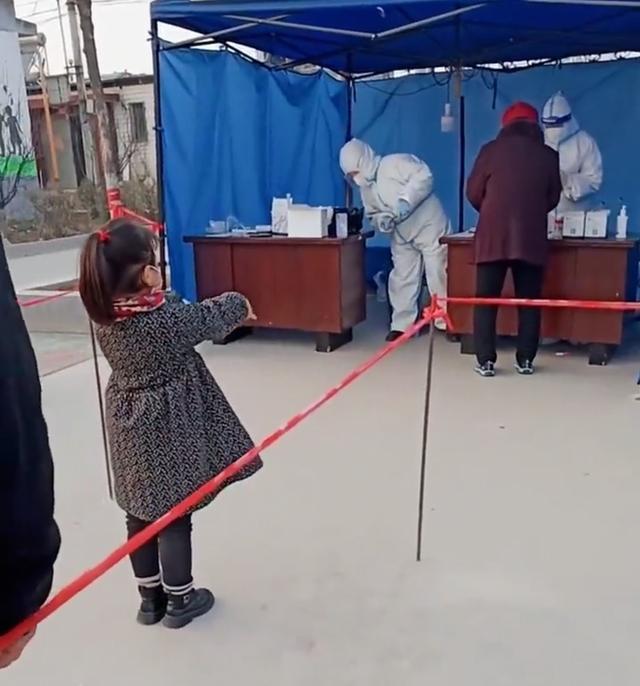 孩子核酸现场为防疫者跳舞引争议 志愿者:耽误工作