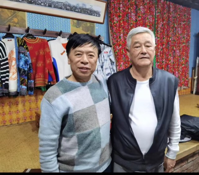 赵本山携儿子与好友聚会脸颊两侧长老年斑头发花白苍老许多