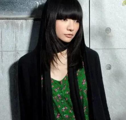 名模春晓:凭借《奋斗》走红,与彭坦闪婚,13年婚姻恩爱如初