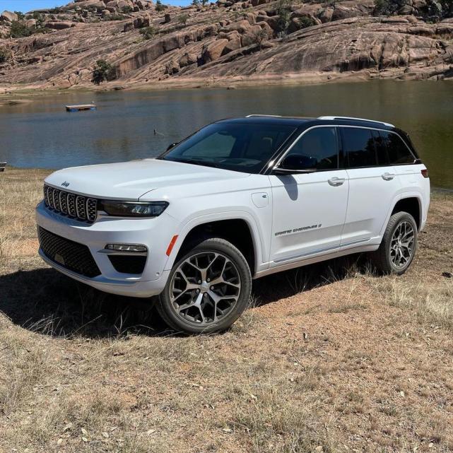 车长为4915mm 运动又硬朗 全新jeep大切诺基4xe海外实车