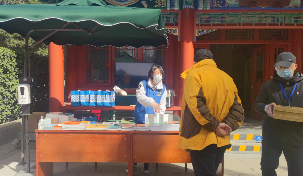 北京今年清明首个祭扫高峰，与往年有啥不一样？记者实探苏雪把腿抬起来让我进去小说