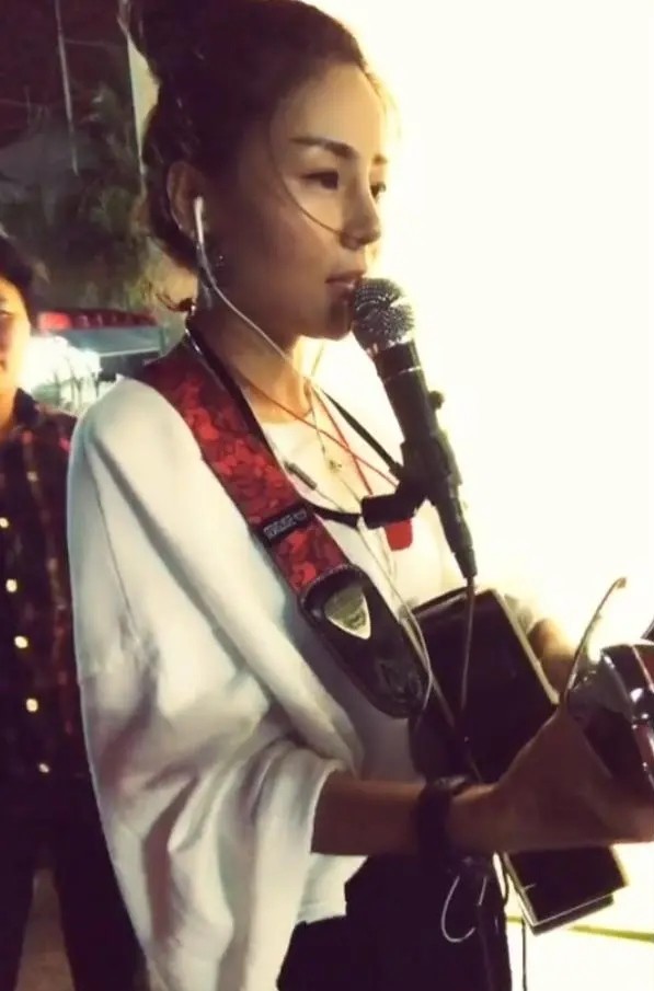 网红花姐狂浪从街头流浪歌手到拥有千万粉丝的网红歌手仅靠两首歌她的