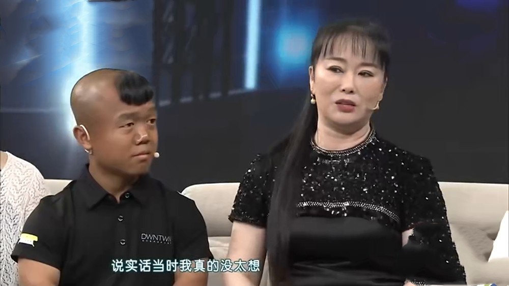 他125米东北小伙跟漂亮师傅学习二人转如今给家里盖了新房