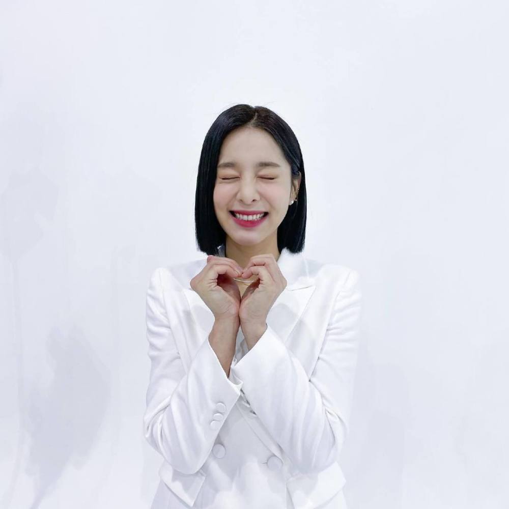 社内相亲薛仁雅干练直短发造型超迷人演技与美貌并存