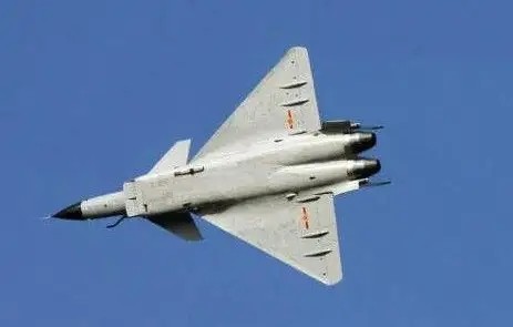 由于气动布局的相似,双发版本的歼10战机将会和欧洲的台风和阵风战机"