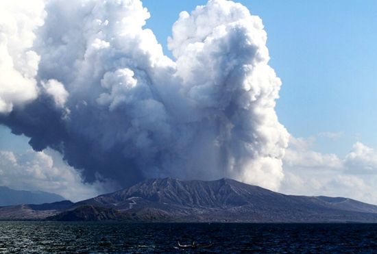 菲律宾塔尔火山短暂喷发后 当局疏散数千名居民