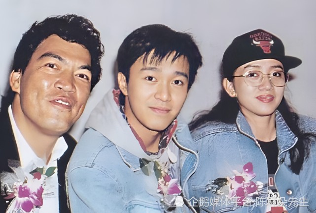 周星驰和大傻的合照,旁边还有梅艳芳,可惜其中两人已经不在|赌圣