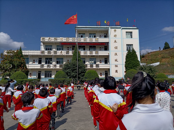 纳雍县勺窝镇希望小学开展法制进校园宣讲活动