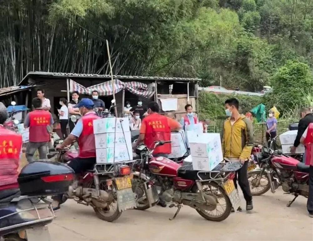村民忆东航坠机现场：空中传来“突突突”声，飞机侧身翻转后坠地（组图） - 3