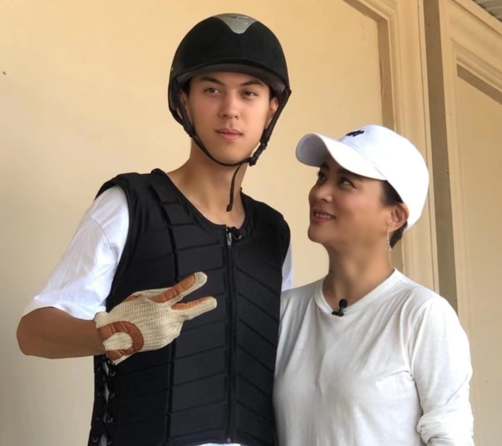 比如李勤勤的儿子李雷雷,是中日混血,可是儿子偏偏没有遗传到妈妈的