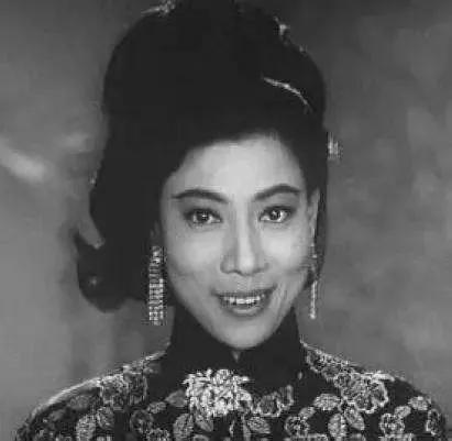 这里就要提一提罗兰年轻时候的长相了,能够成为一名演员,长相自然是